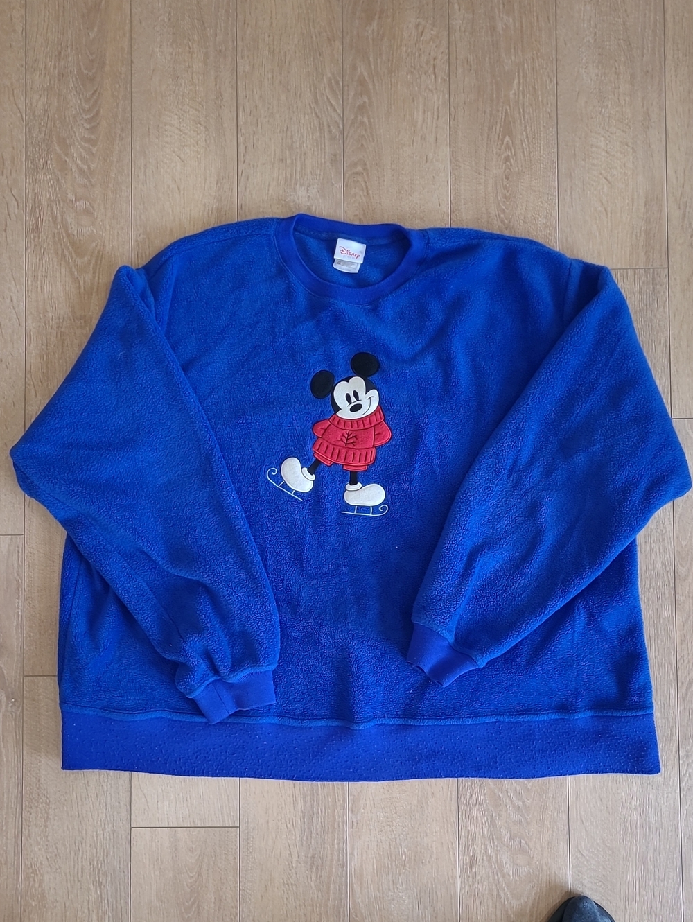 2007 Disney Women's Blue Crewneck Sweatshirt With Ice Skating Mickey